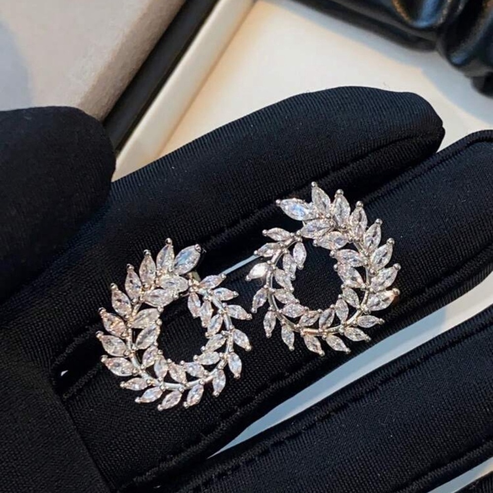 A Pair Of Versatile High-End Inlaid Synthetic Cubic Zirconia Round Earrings - Picture 5 of 6